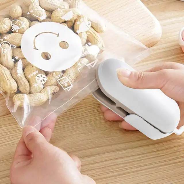 Mini Aspirateur Thermique 2 en 1 – Scelleur et Découpeur de Sacs Plastiques avec Crochet